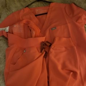 Figs tech collection small joggers and top with pockets